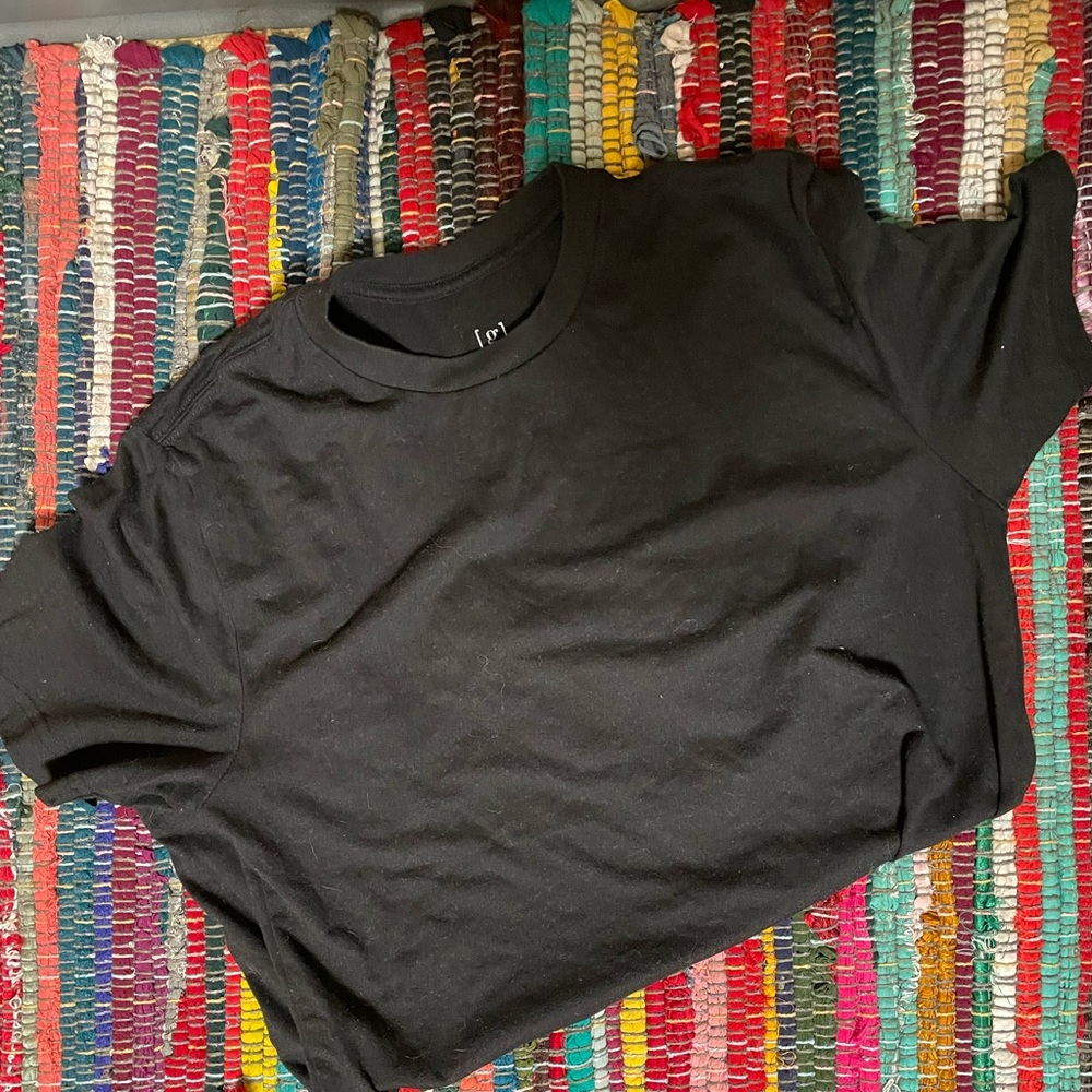 Gildan black tee